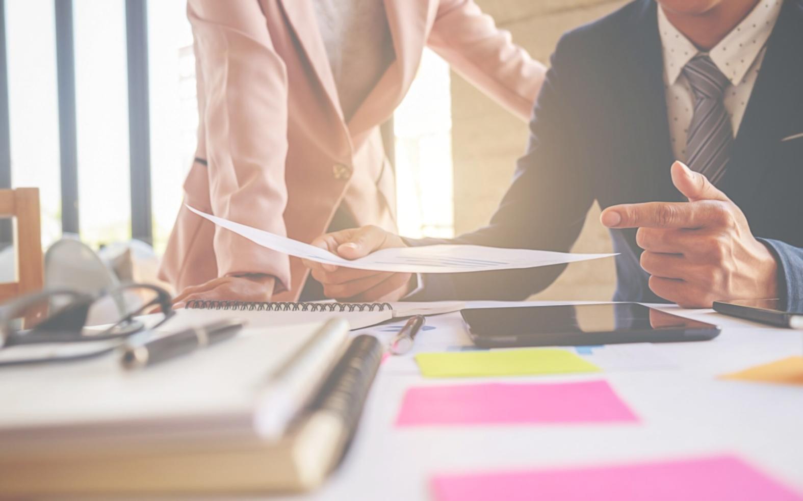 Finanzanalyst bei der Arbeit mit Dokumenten und Bildschirmen